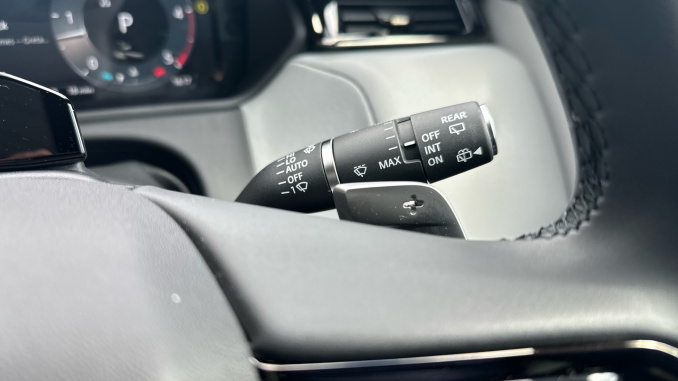 Land Rover Range Rover Velar 3.0 D300 MHEV Belgravia Edition Satin 5dr Auto Diesel Estate - Image 49